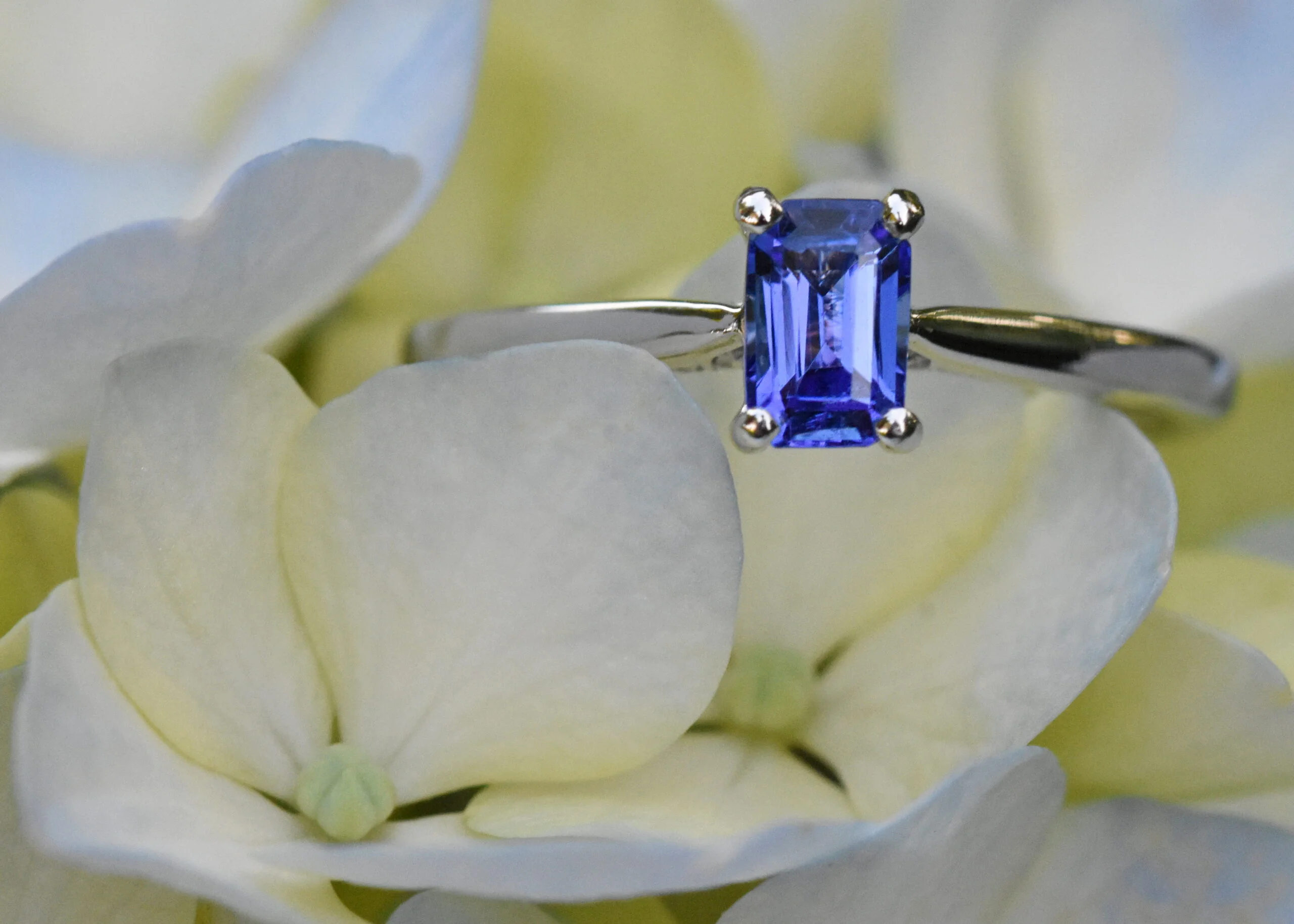 18ct White Gold Tanzanite Diamond Ring - Image 2