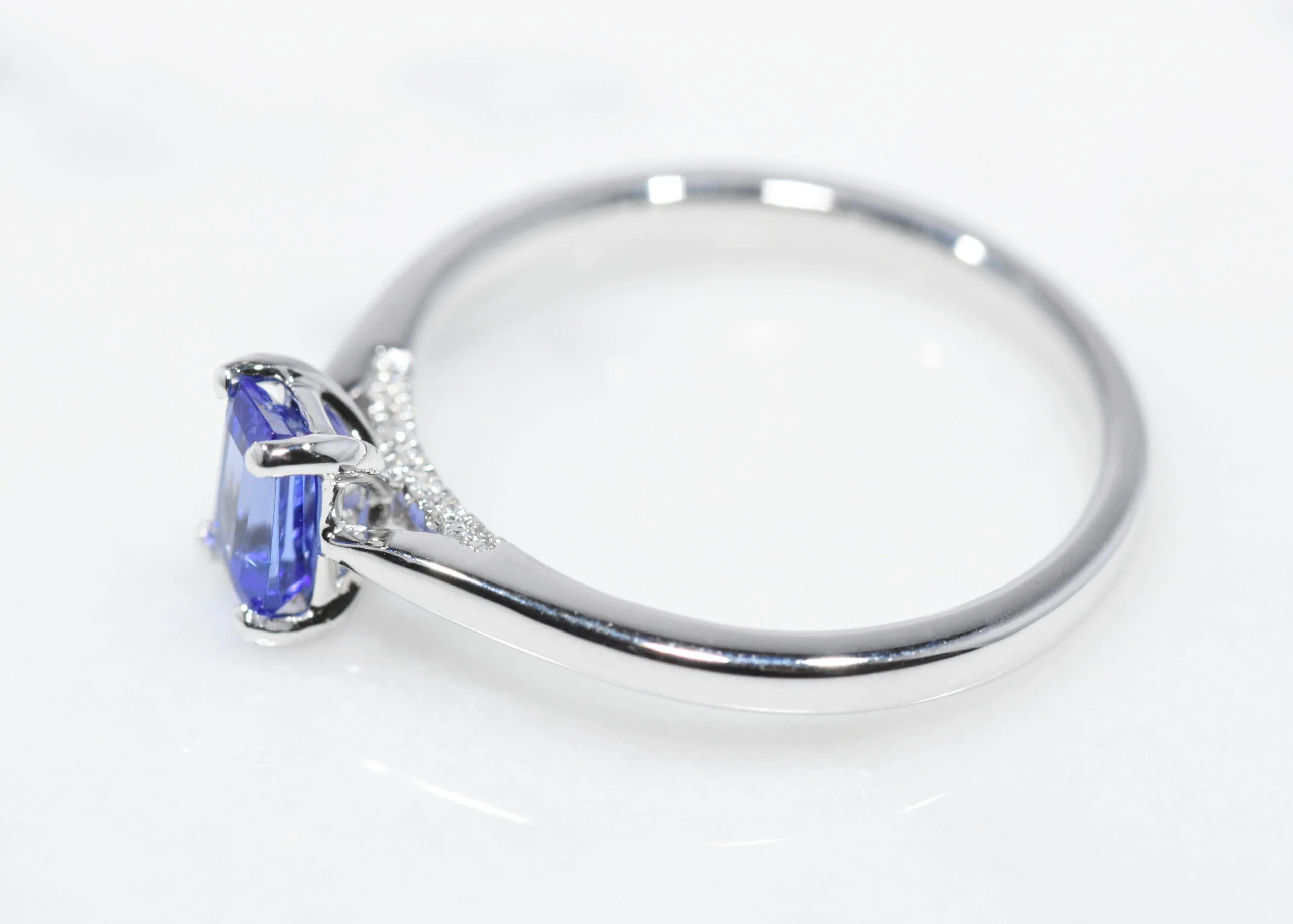 18ct White Gold Tanzanite Diamond Ring - Image 3