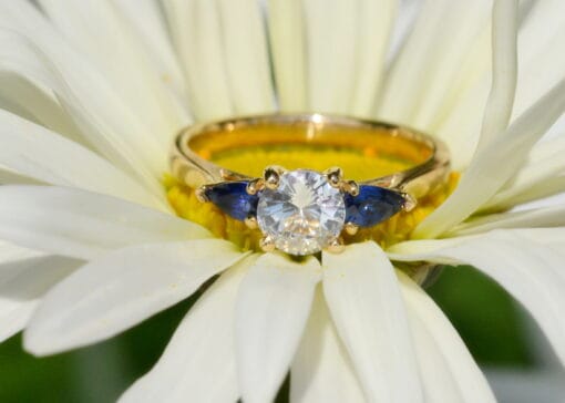 Three Stone Sapphire Yellow Gold Ring - Image 3
