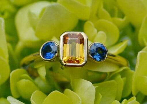 Three Stone Sapphire Gold Ring - Image 3
