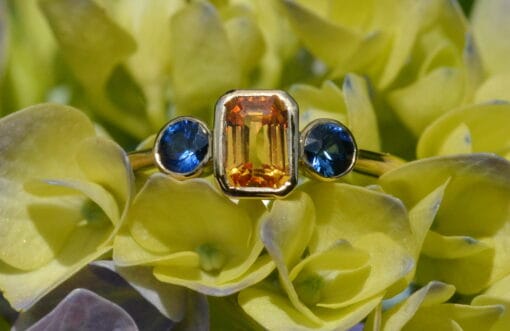 Three Stone Sapphire Gold Ring - Image 4