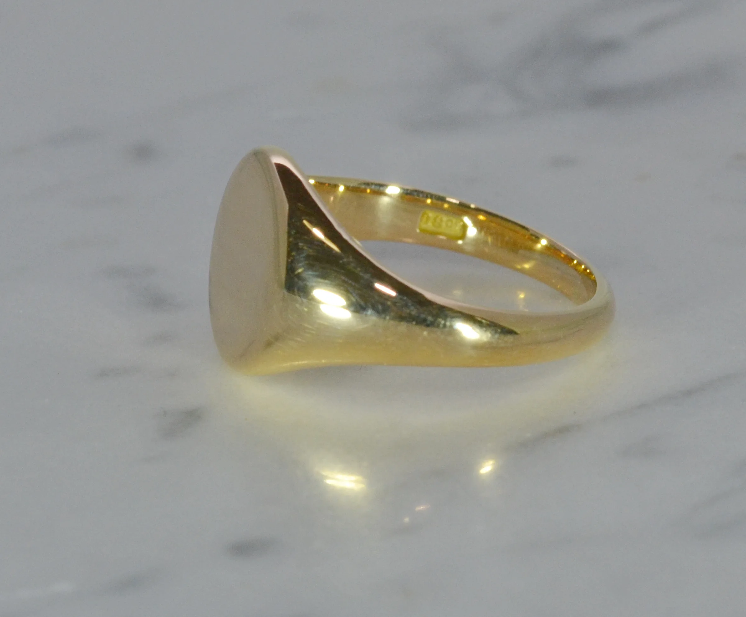 Gentlemans 18ct Yellow Oval Signet Ring - Image 2