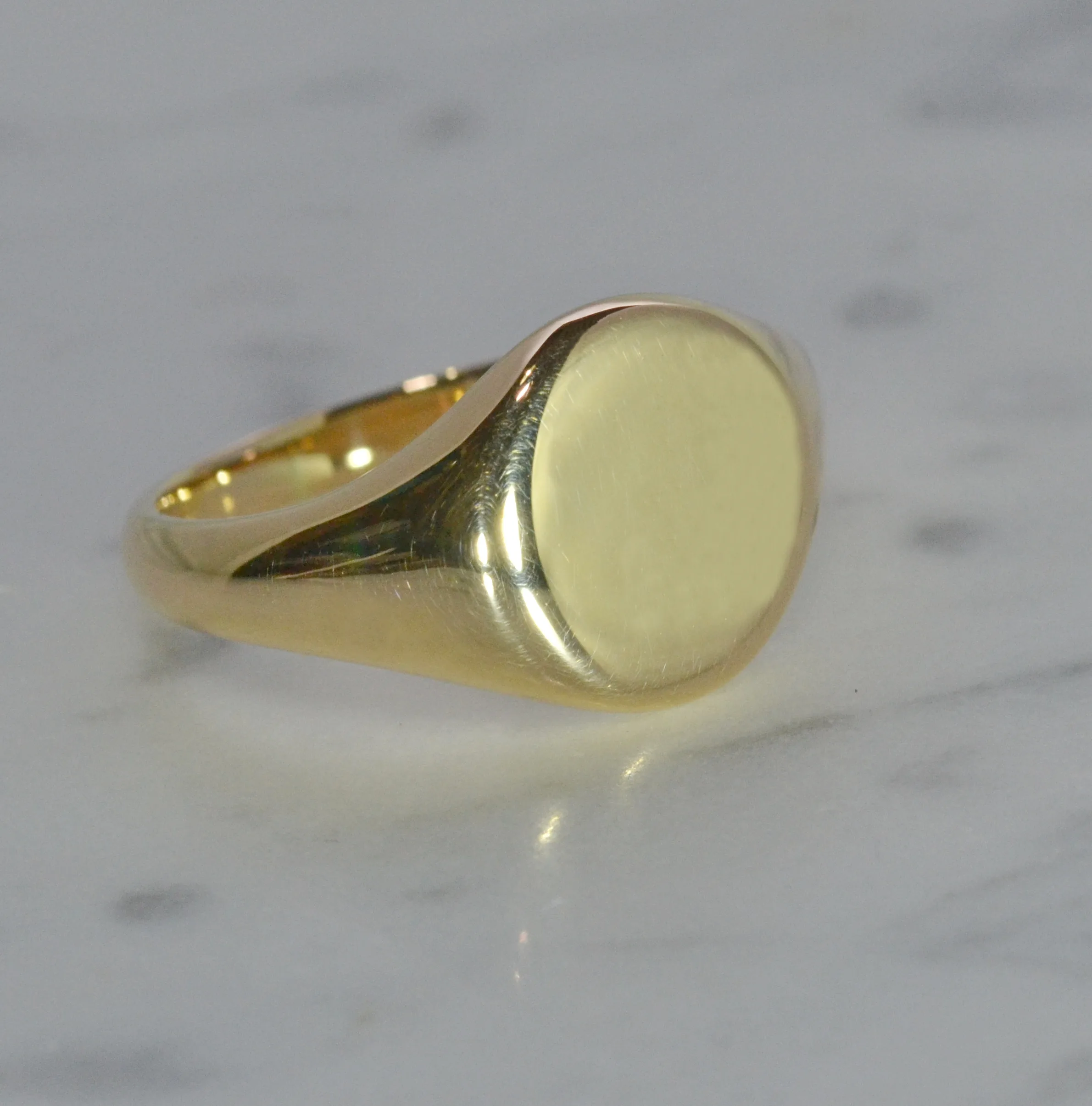 Gentlemans 18ct Yellow Oval Signet Ring - Image 3