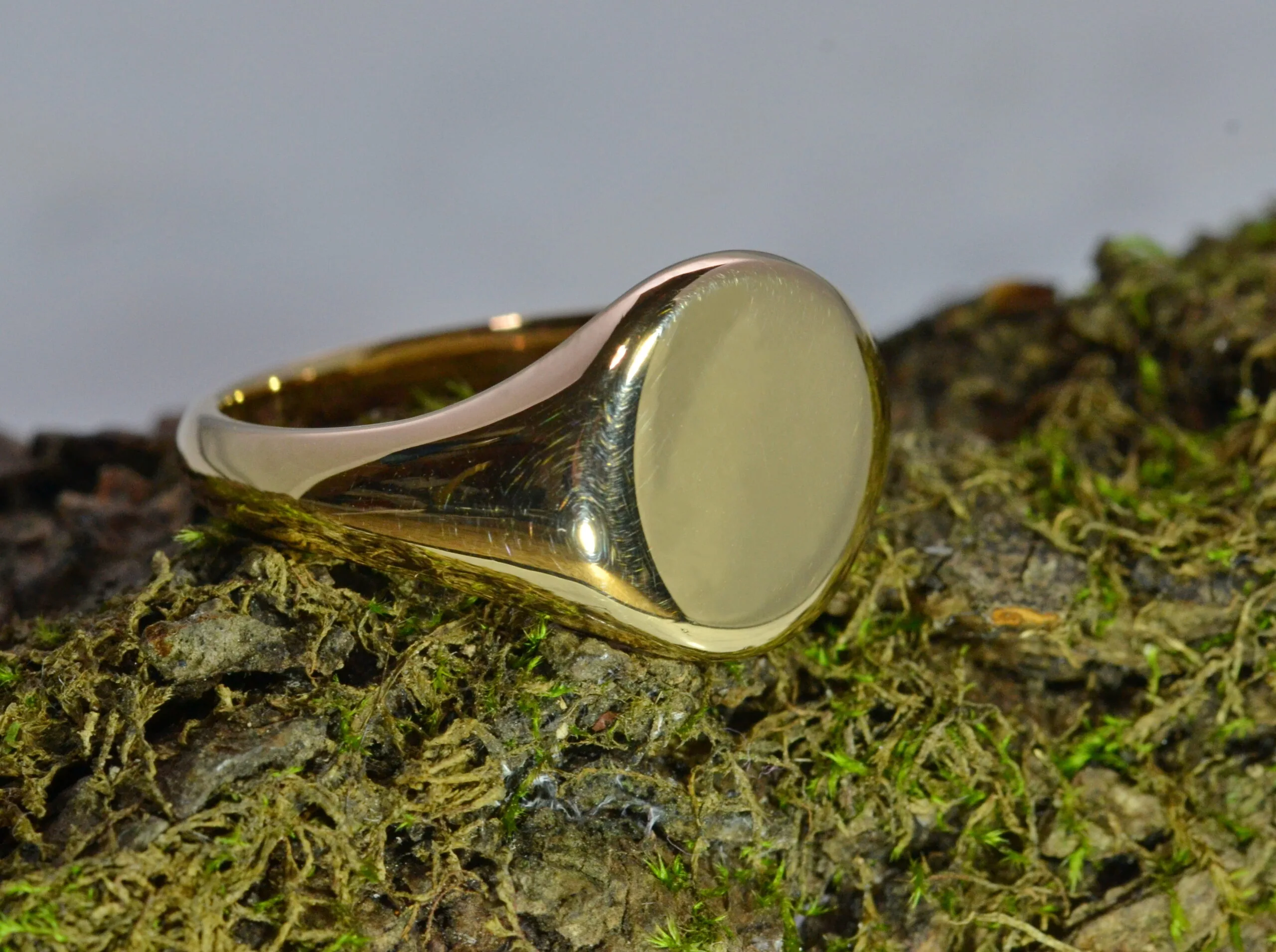 Gentlemans 18ct Yellow Oval Signet Ring - Image 4