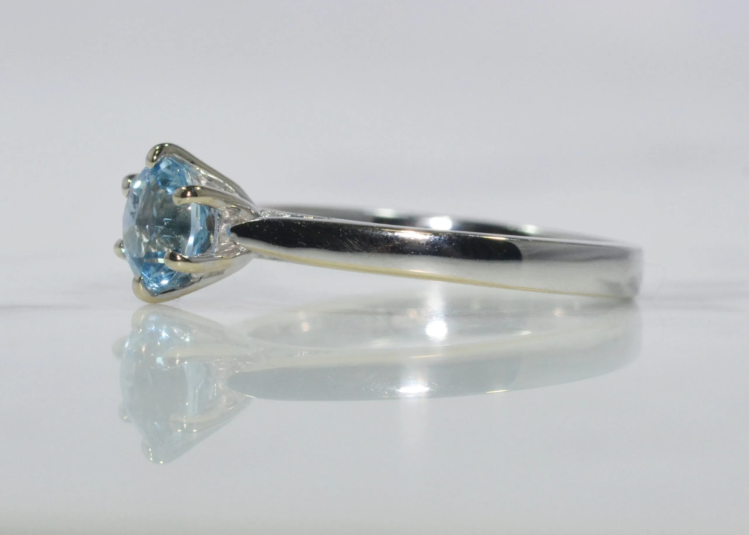 Aquamarine 18ct White Gold Solitaire Ring - Image 5