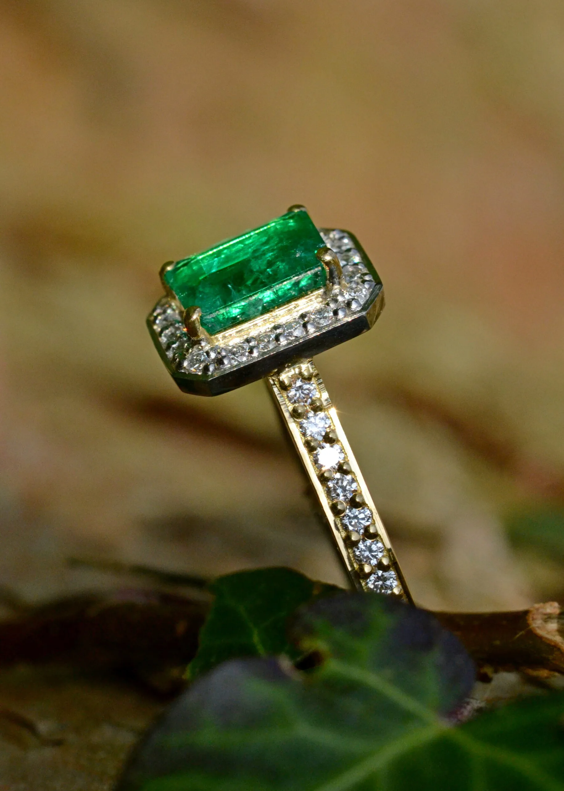 Emerald and Diamond set Cluster Ring - Image 4