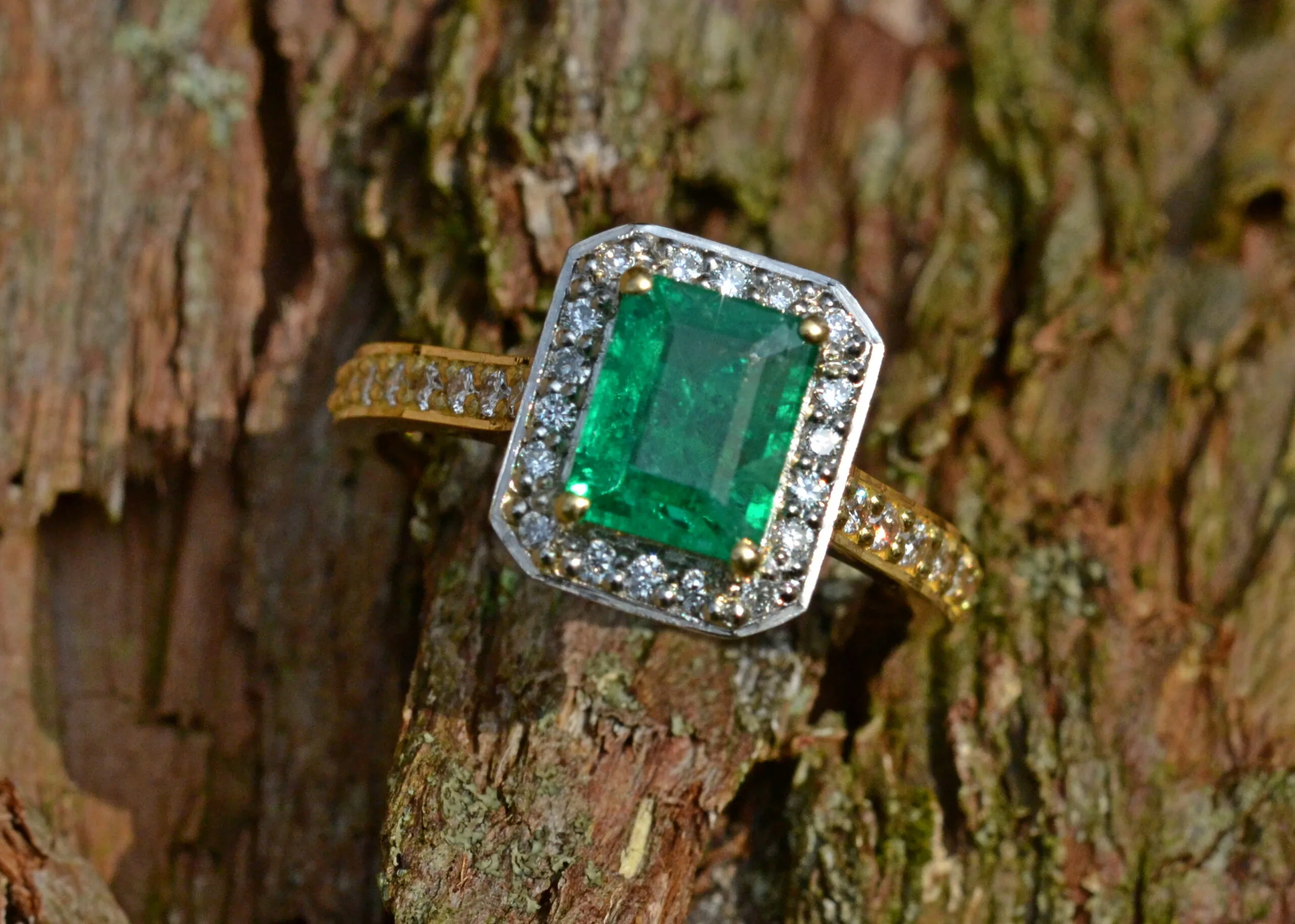 Emerald and Diamond set Cluster Ring - Image 5